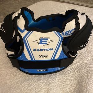 Easton Synergy EQ10 Youth Focus Design Ice-Hockey Shoulder Pads, Medium